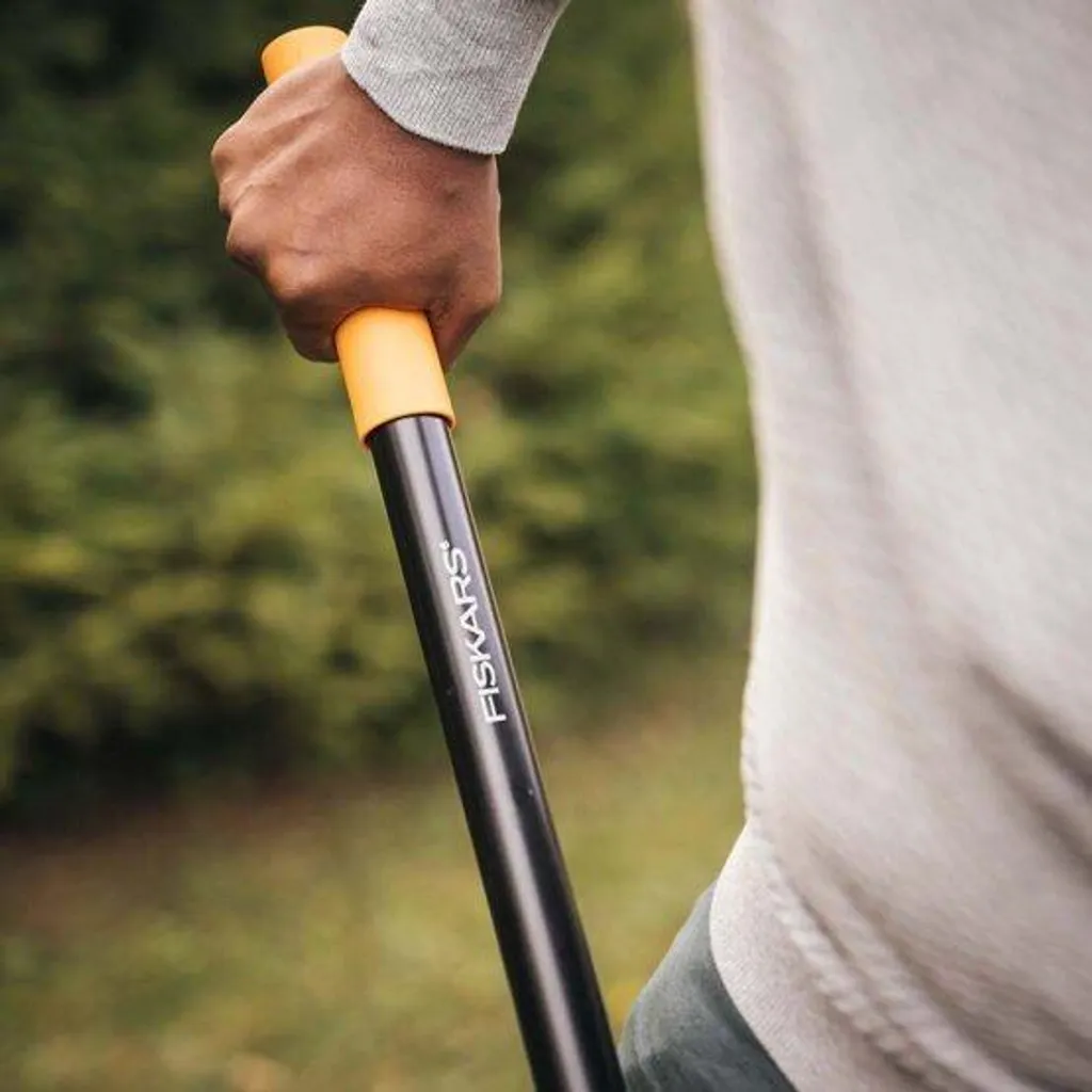 Pelle Fiskars Solid 1066720 en acier trempé avec manche droit rigide