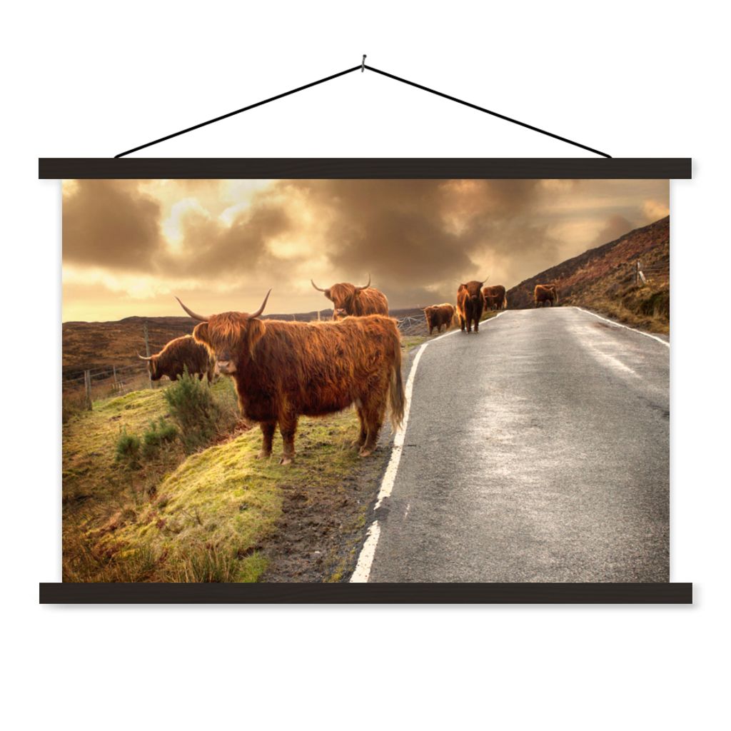 MuchoWow Textilposter Schottische Highlanders - Himmel - Straße 90x60 cm mit schwarzem Rahmen - Aufhängungssatz