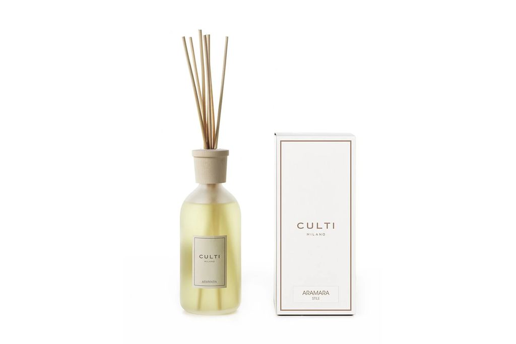 A diffuser bottle with reeds and its packaging are displayed against a white background.