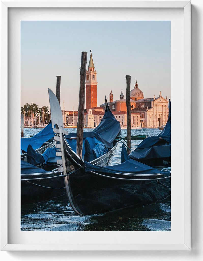 Venezianische Gondeln auf dem Wasser Italien– Wandbild mit Rahmen – Gerahmtes Bild – Wanddekoration – 60x80 cm – Weiß Rahmen