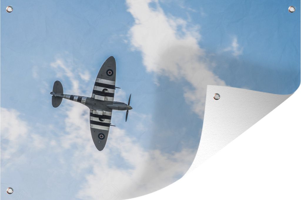 MuchoWow 120x80 cm Outdoor-Poster Gartendeko Sichtschutz Garten Poster für den Garten Ein Spitfire-Flugzeug von unten in einem bewölkten Himmel