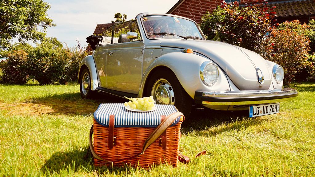 Jochen Schweizer VW Käfer mieten mit Picknick Hamburg (8 Std.); Erlebnis verschenken oder selbst erleben; Gutschein gültig für 4 Personen