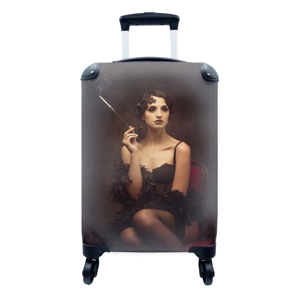 MuchoWow Koffer Handgepäck Trolley Rollkoffer Kleine Reisekoffer mit 4 Rollen - Frau raucht eine Zigarette in den Roaring Twenties - Cabin Size ...