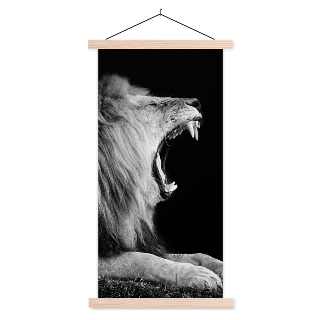 MuchoWow Textilposter Löwe - Wildtiere - Gras - Schwarz - Weiß 60x120 cm mit holzfarbenen Rahmen - Holz