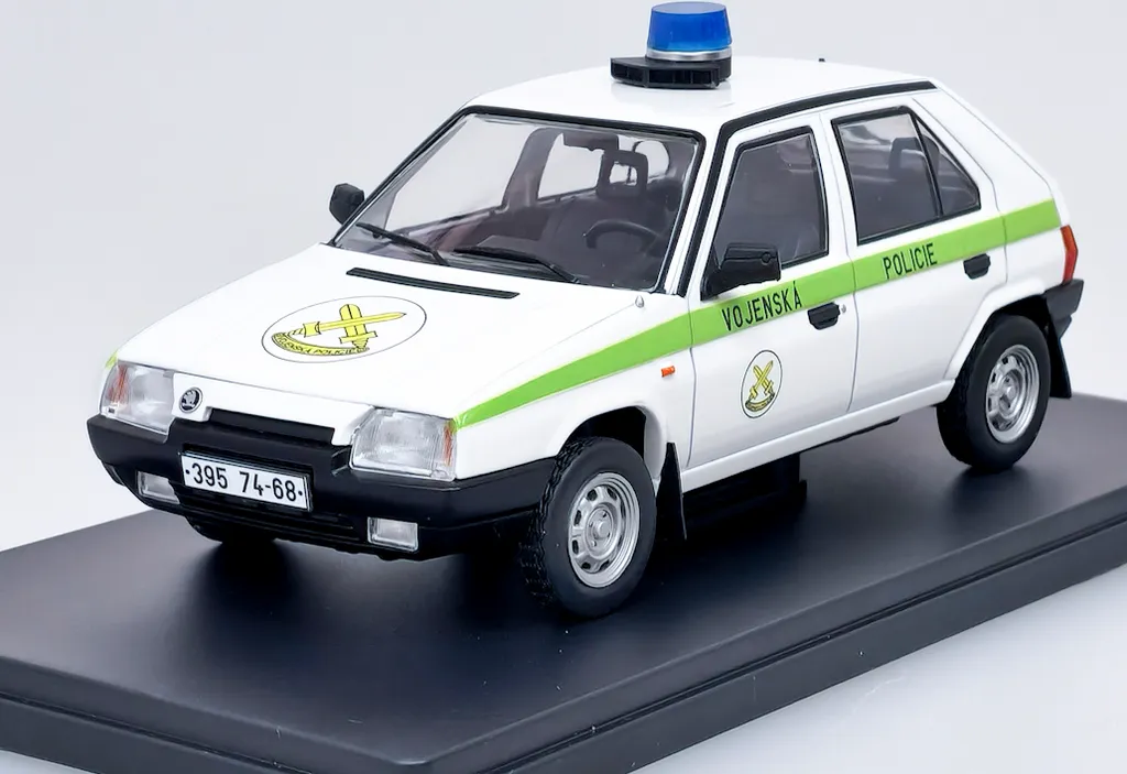 Skoda Favorit 1:24 Police Militaire MJ avec finitions détaillées historiques