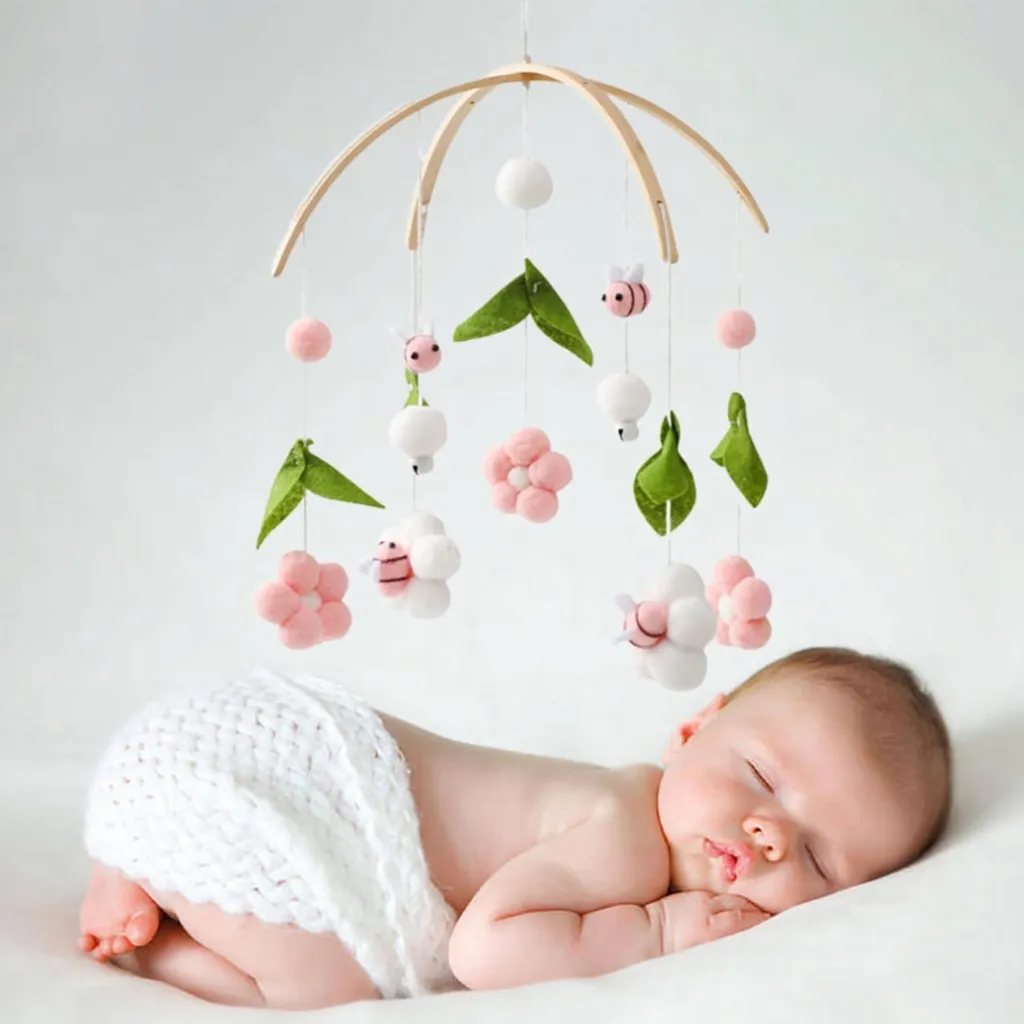 Décoration de chambre bébé : mobile suspendu fleurs et abeilles roses