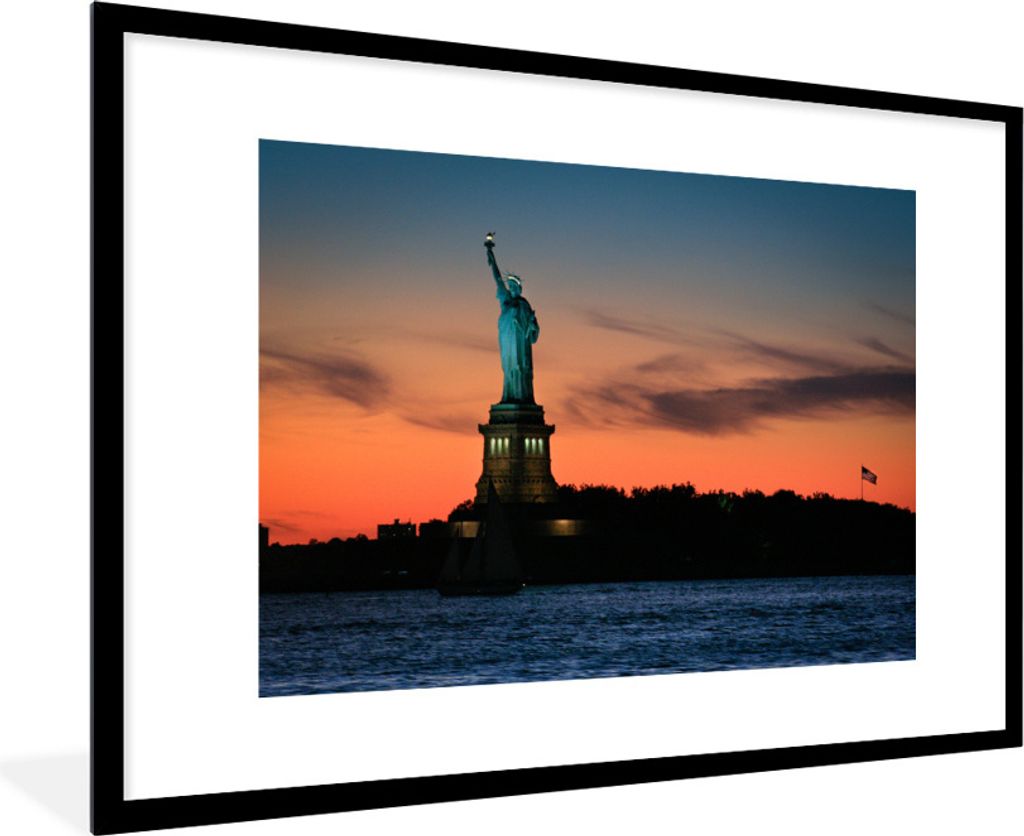 MuchoWow Gerahmtes Poster Amerikanische Freiheitsstatue in der Abenddämmerung beleuchtet 90x60 cm - Poster mit Schwarzem Bilderrahmen Wandposter...