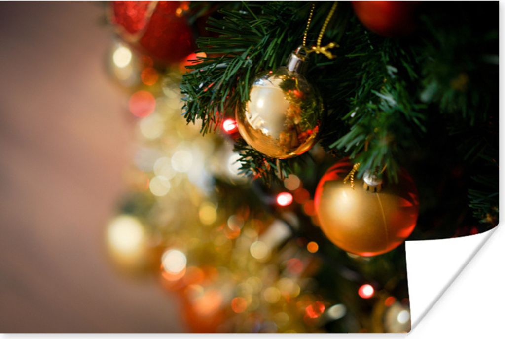 MuchoWow Poster Die glänzenden roten und goldenen Kugeln an einem Zweig eines Weihnachtsbaums 180x120 cm - Fotoplakat
