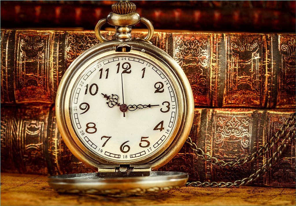 Wallario Fototapete Vliestapete, seidenmatte Oberfläche, einfache Verarbeitung, Größe 200 x 140 cm, Motiv Alte Taschenuhr vor antiken Büchern