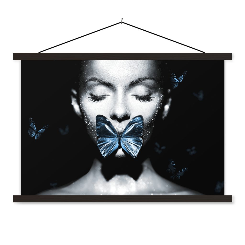 MuchoWow Textilposter Frau - Schmetterling - Chic 60x40 cm mit schwarzem Rahmen - Hölzernes