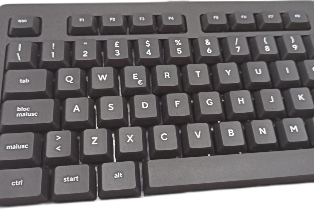 Trust Taro USBTastatur kabelgebunden italienisches QWERTYLayout PC tastatur mit Kabel fur Computer Laptop Notebook Mac Windows Kabel 1 8 Meter flus...