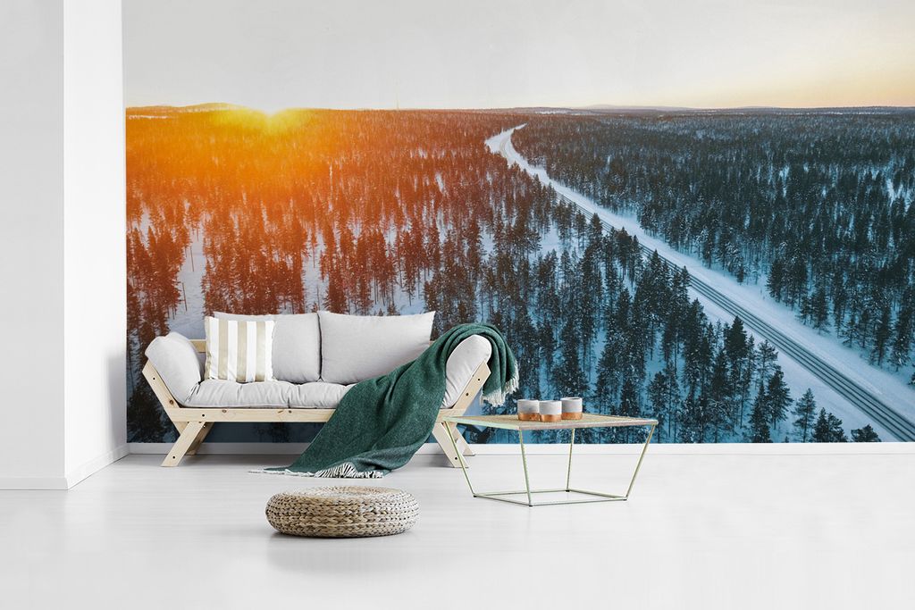 MuchoWow Fototapete für Wohnzimmer oder Schlafzimmer Wandtapete Vinyl Motivtapete Verschneiter Wald mit einer Straße in Finnland - 395x220 cm -...
