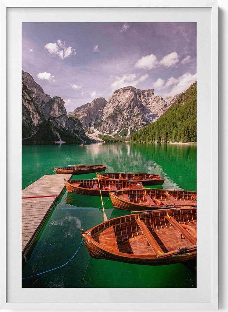 Holzboote auf einem See in den Bergen– Wandbild mit Rahmen – Gerahmtes Bild – Wanddekoration – 70x100 cm – Weiß Rahmen