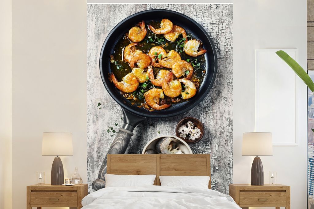 MuchoWow Fototapete für Wohnzimmer oder Schlafzimmer Wandtapete Vinyl Motivtapete Gebratene Garnelen in einer klassischen schwarzen Pfanne - 170...