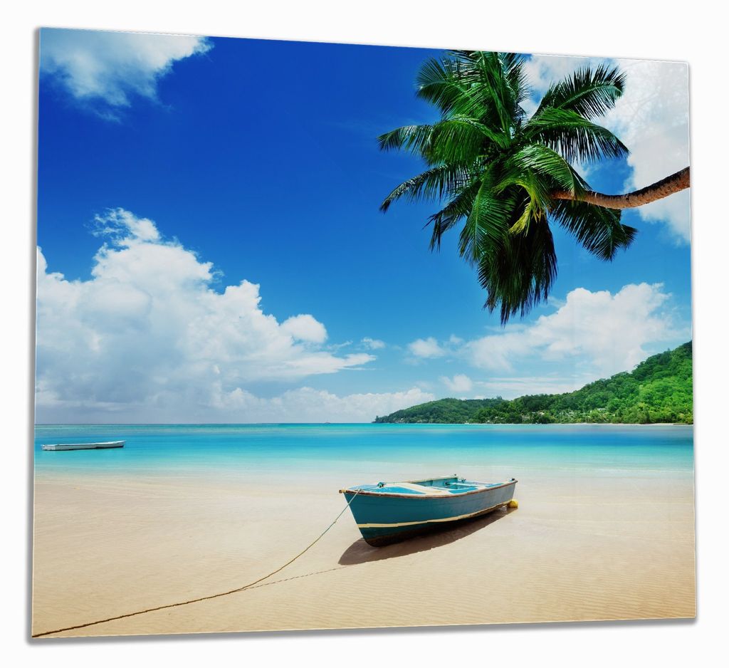 Wallario Herdabdeckplatte aus Glas, Größe 60 x 52 cm 1-teilig, Motiv Urlaub am Palmenstrand unter Palmen mit Fischerboot