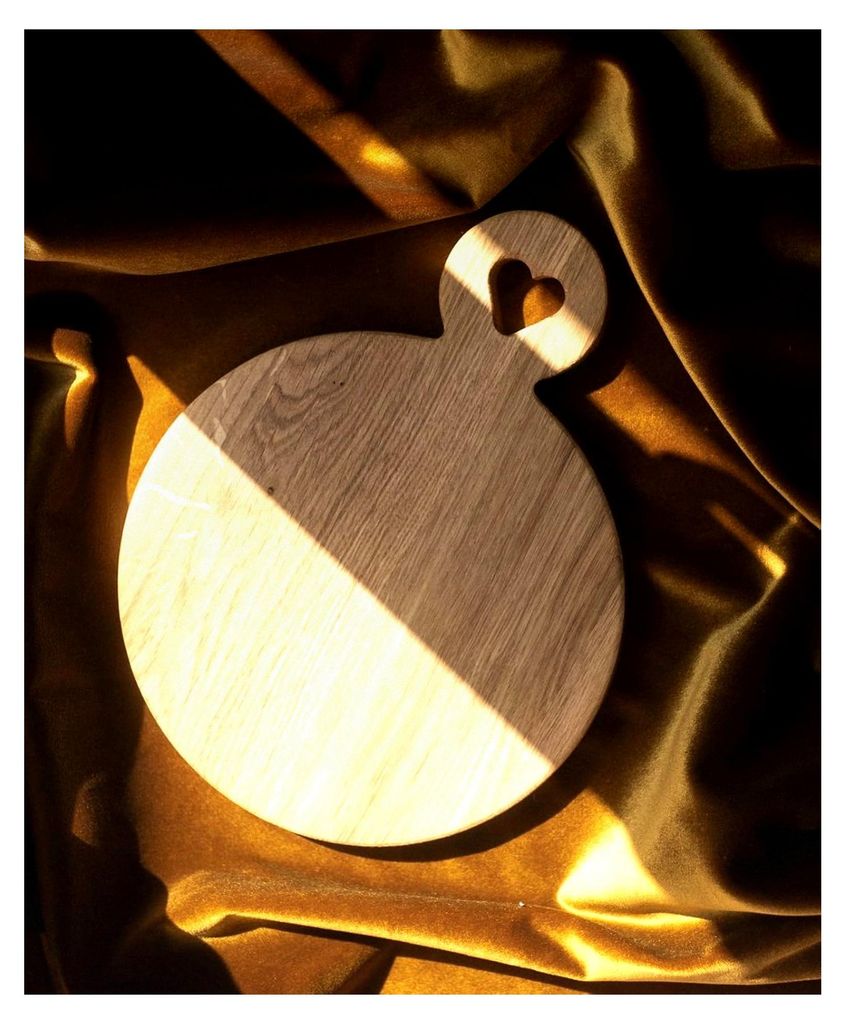 Schneidebrett HEIDI aus Eichenholz – Handgefertigtes Küchenbrett mit herzförmiger Ausfräsung