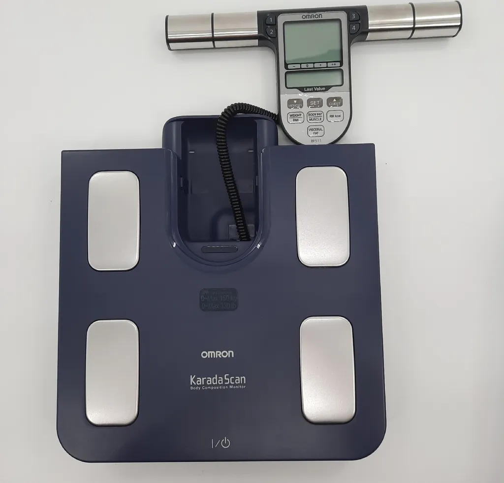 Bilancia Elettronica Omron BF511: Design Quadrato e Precisione Blu - 24