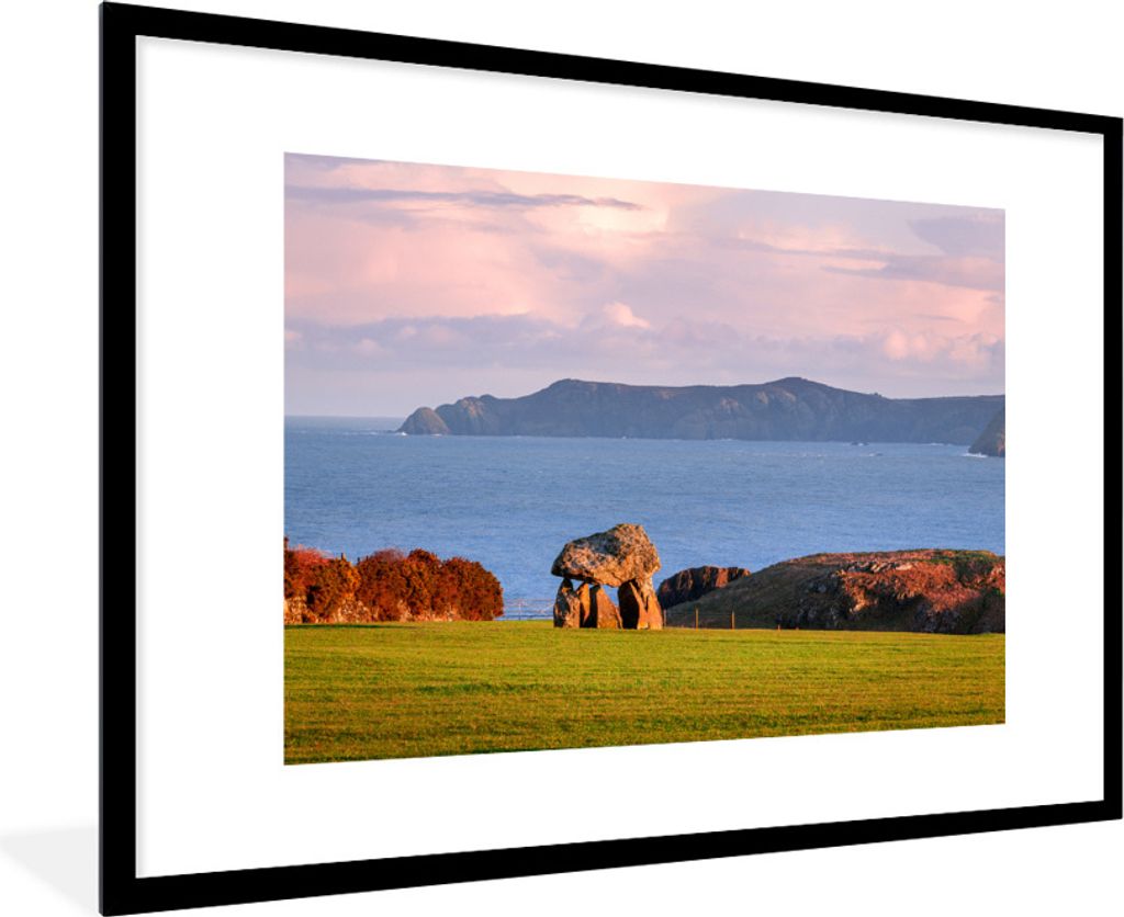 MuchoWow Gerahmtes Poster Blick auf einen Dolmen in Wales 90x60 cm - Poster mit Schwarzem Bilderrahmen Wandposter Rahmen Foto Bilder - Wanddekora...
