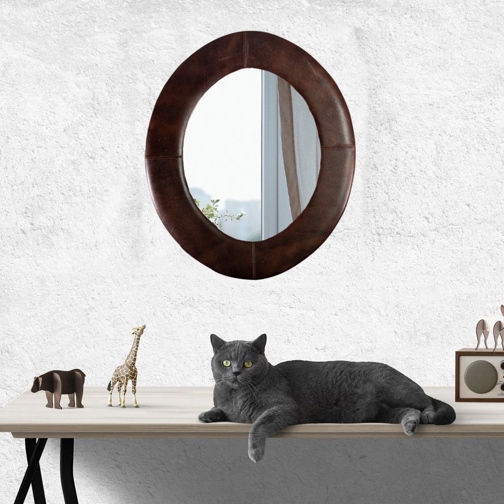 Ein stilvoller Spiegel mit Rahmen aus Echtem Leder, Oval, Braun