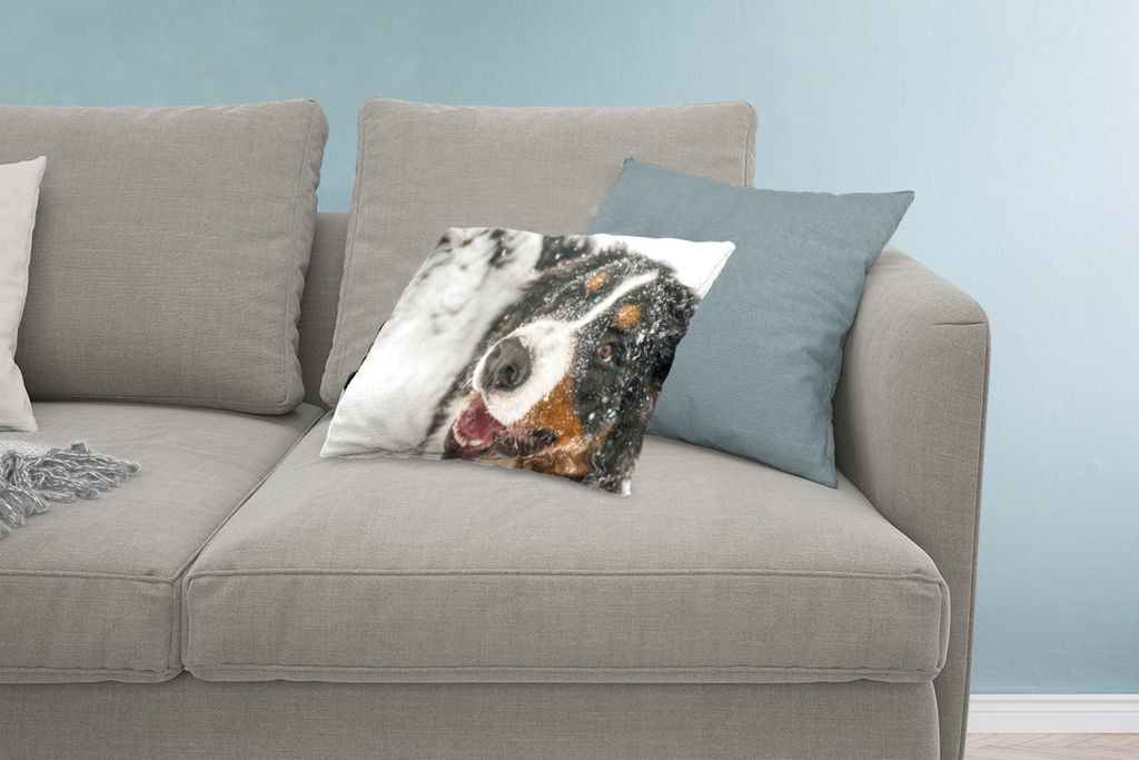 MuchoWow Zierkissen Sofakissen Wohnzimmer Dekokissen 60x40 cm Ein Berner Sennenhund unter dem Schnee - Kopfkissen - Polster mit Foto