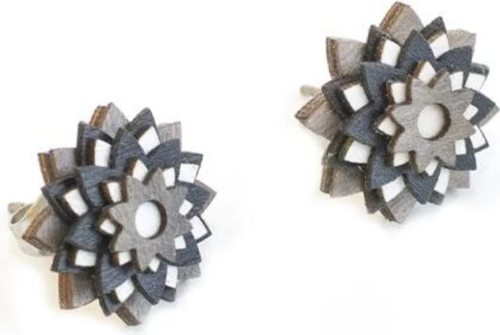 Orecchini BeWooden Legno e Fiori Rossi: Accessorio Boho-Chic Unico