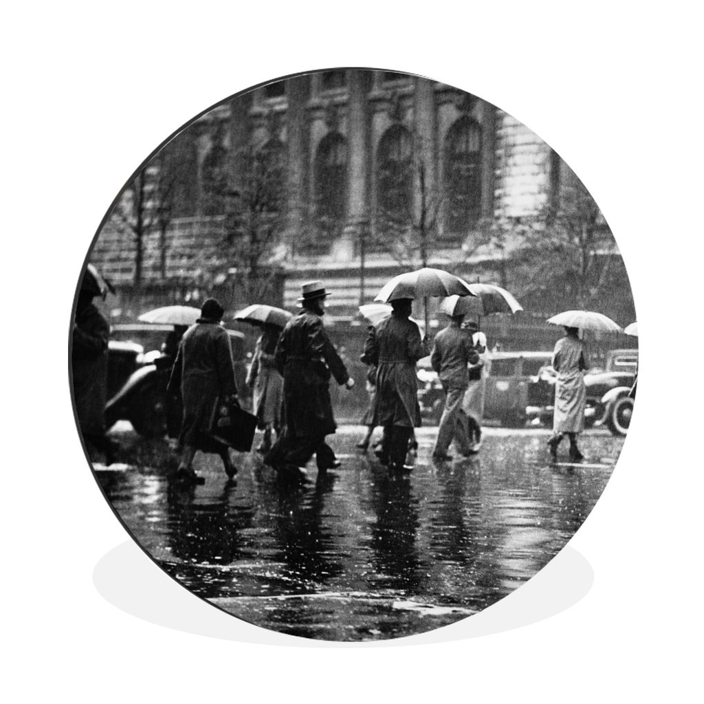 MuchoWow Aluminium Wandkreis Menschen auf der Straße im Regen in New York - schwarz und weiß Ø 90 cm Wanddeko Modern Wohnzimmer - Mauerkreis -...