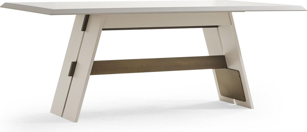 Eleganter Esstisch aus Holz in Beige für stilvolle Essbereiche