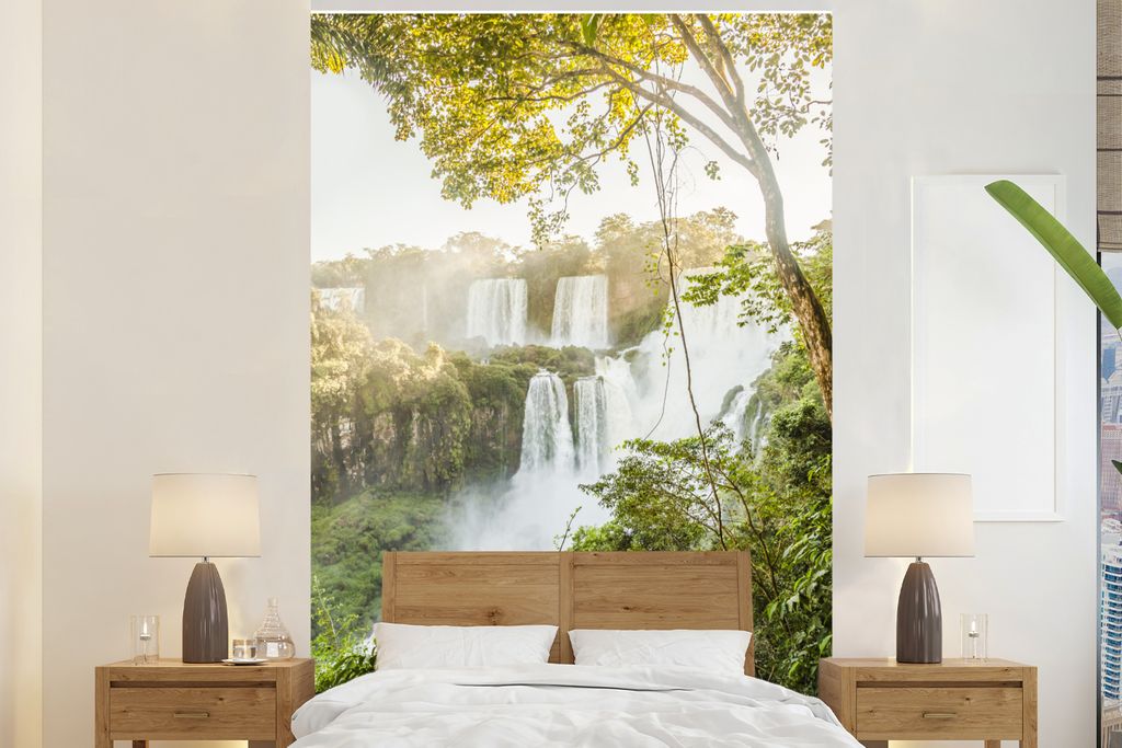 MuchoWow Fototapete für Wohnzimmer oder Schlafzimmer Wandtapete Vinyl Motivtapete Wasserfälle hinter den beleuchteten Büschen des Iguazú-Nati...