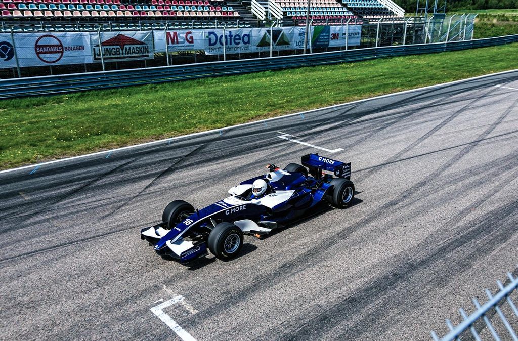 Jochen Schweizer Formel 1 selber fahren Estland; Erlebnis verschenken oder selbst erleben; Der Gutschein ist gültig für 1 Person.