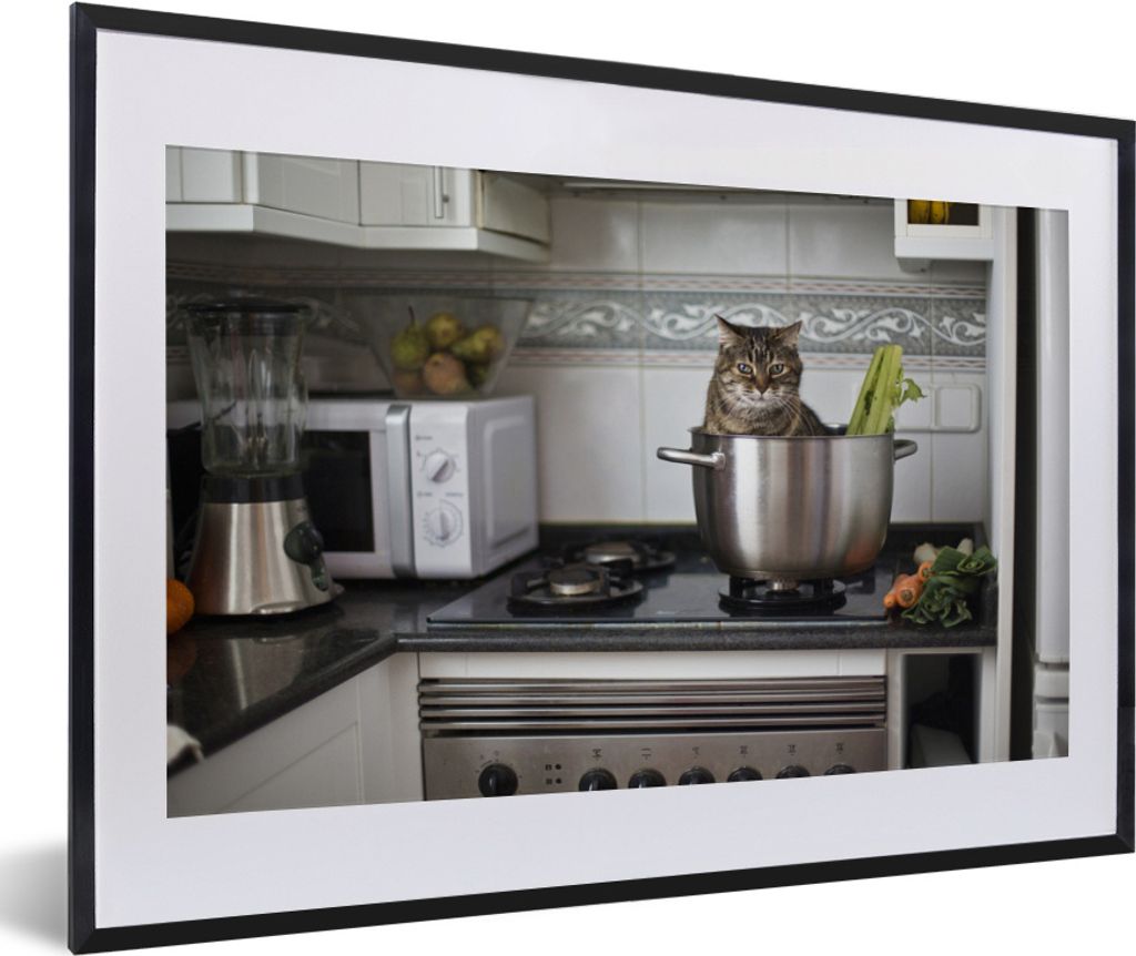 MuchoWow MuchoWow Gerahmtes Poster Katze - Pfanne - Küche 60x40 cm - Poster mit zchwarzem Bilderrahmen - Schlafzimmer - Plakat in Rahmen - Dru...