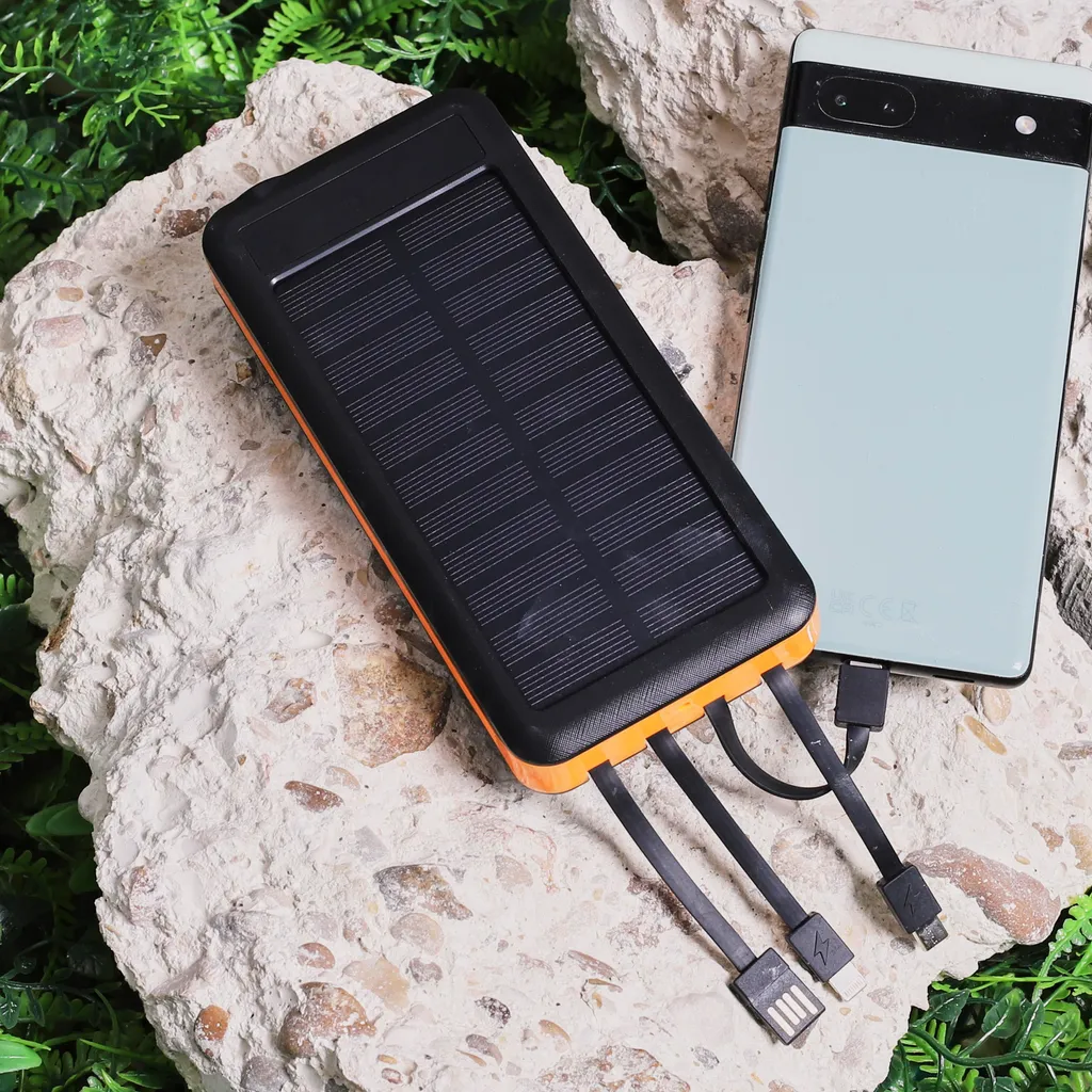 Plus de Panne de Batterie grâce à ce Chargeur Solaire 10000mAh Inclus