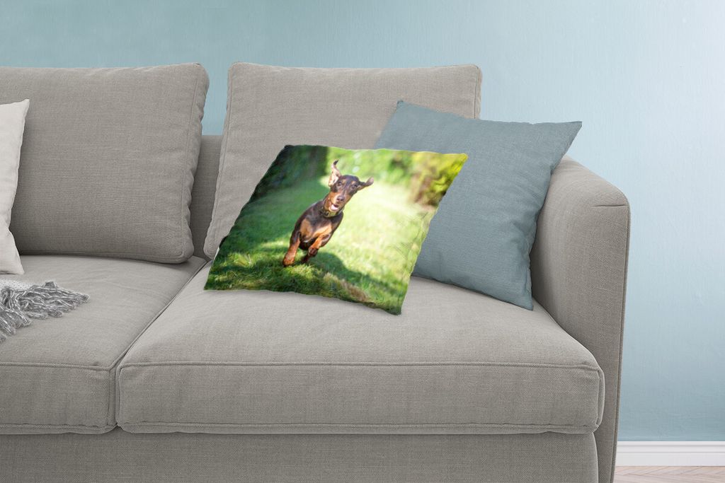 MuchoWow Zierkissen Sofakissen Wohnzimmer Dekokissen 60x40 cm Ein sprintender Dackel - Kopfkissen - Polster mit Foto