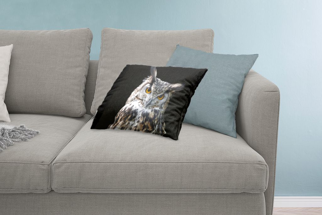 MuchoWow Zierkissen Sofakissen Wohnzimmer Dekokissen 60x40 cm Porträt einer braunen Eule auf schwarzem Hintergrund - Kopfkissen - Polster mit Foto