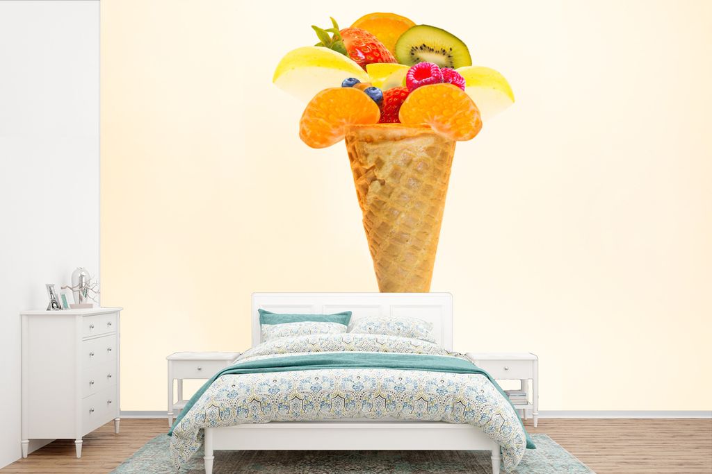 MuchoWow Fototapete für Wohnzimmer oder Schlafzimmer Wandtapete Vinyl Motivtapete Eiswaffel mit Obst - 600x400 cm - Vinyltapeten