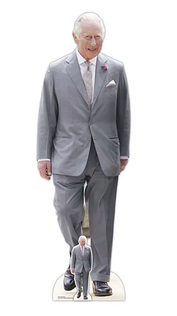 Re Carlo III Stand-up in Cartone Abito Grigio - Sagoma Reale 180cm - 1