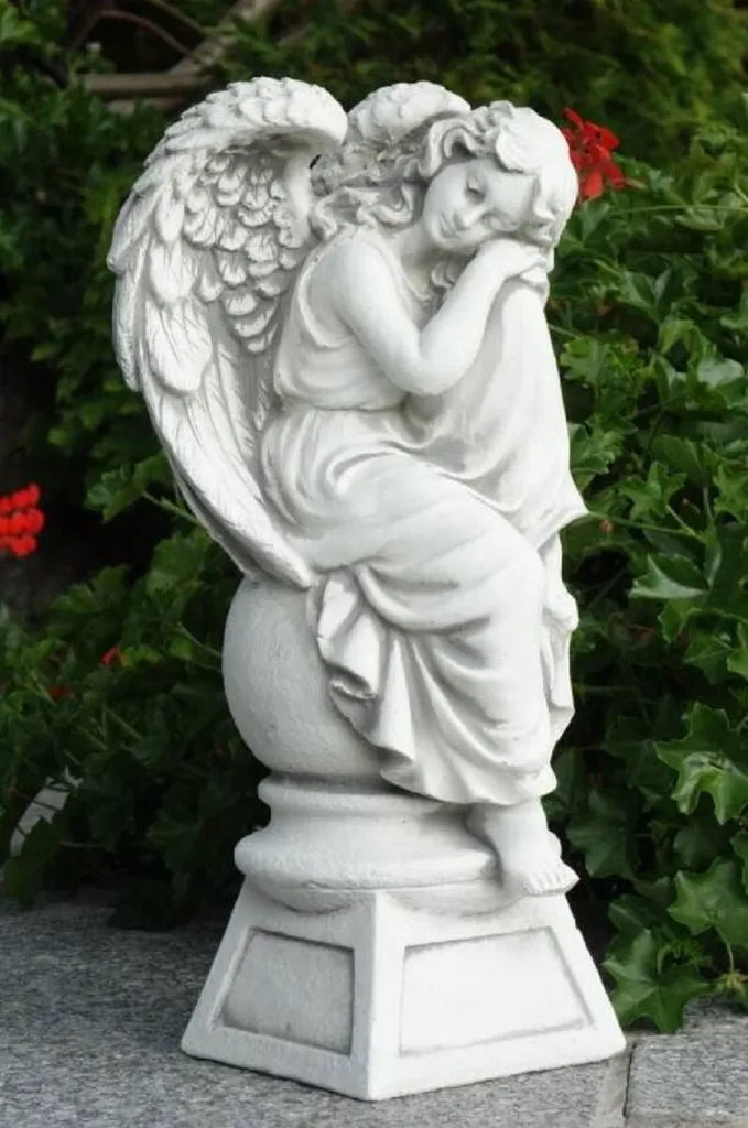 Aménager un Jardin Romantique avec l'Ange sur Boule Art Nouveau - 42 cm
