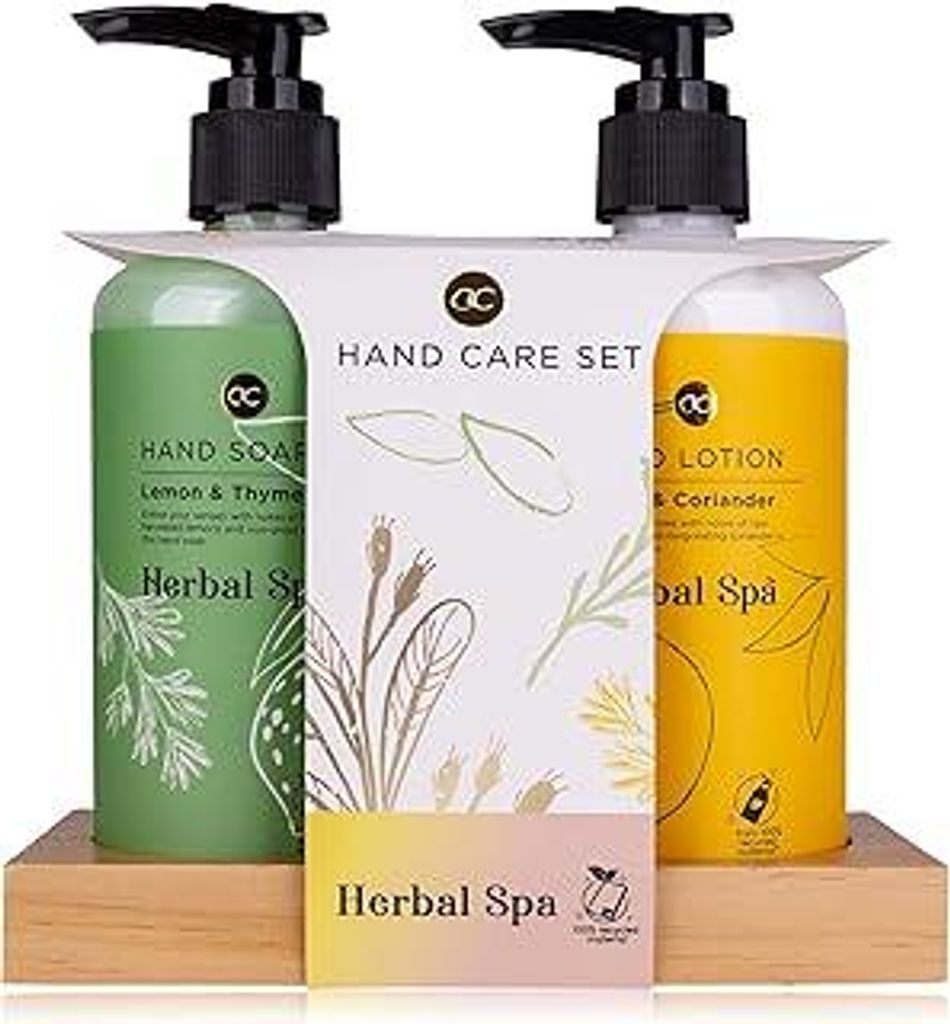 Handpflegeset HERBAL SPA auf einer Holzablage, 290ml Handseife und 290ml Handlotion, Verpackung (Papier) und Flaschen aus recyceltem Material - wie...