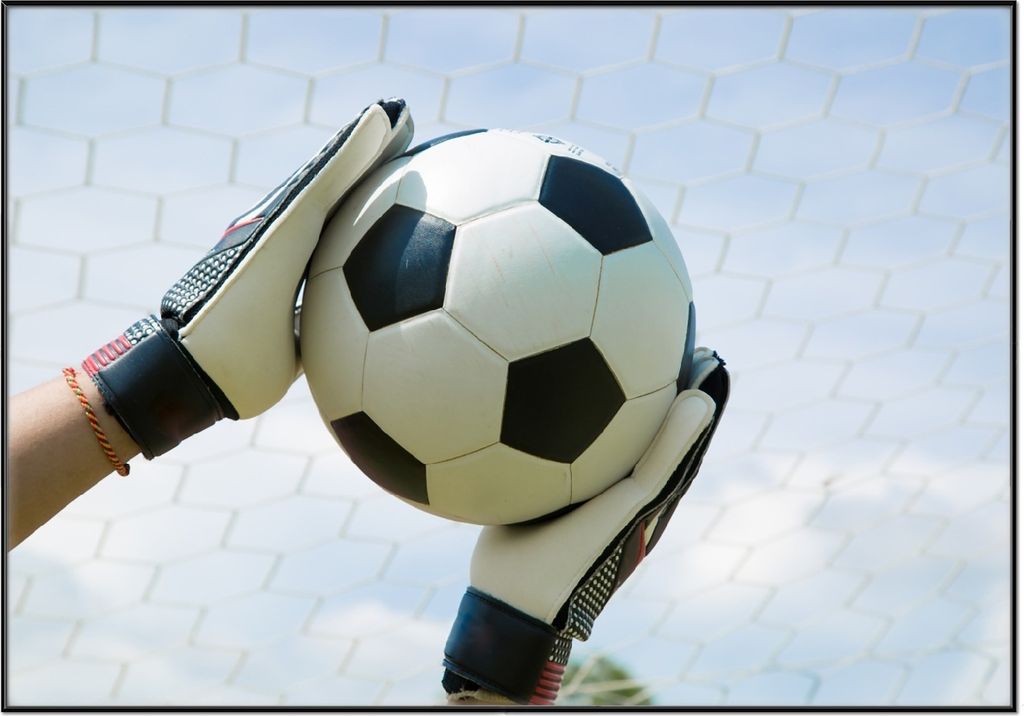 Wallario Wandbild Fußball - Torwart im Tor vor blauem Himmel, Größe: 70,30 x 100,30 cm, Poster mit schwarzem Aluminiumrahmen