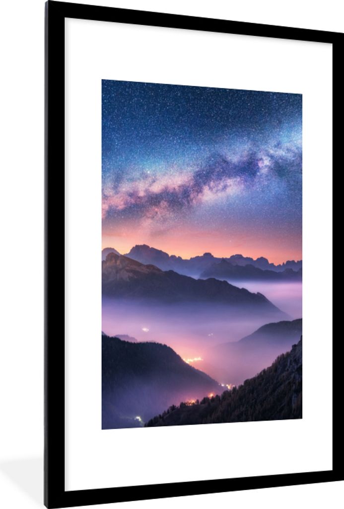 MuchoWow Gerahmtes Poster Berge - Sternenhimmel - Nebel 60x90 cm - Poster mit Schwarzem Bilderrahmen Wandposter Rahmen Foto Bilder - Dekoration -...
