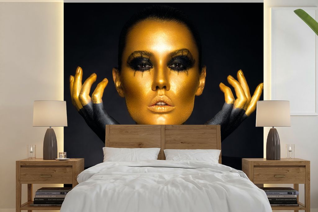 MuchoWow Fototapete für Wohnzimmer oder Schlafzimmer Wandtapete Vinyl Motivtapete Frau - Porträt - Gold - Luxus - Schwarz - 300x300 cm - Wandde...