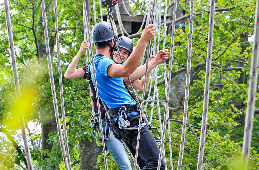 Jochen Schweizer Kletterparcours im Waldseilgarten; Erlebnis verschenken oder selbst erleben; Der Gutschein ist gültig für 1 Person. Zuschauer s...