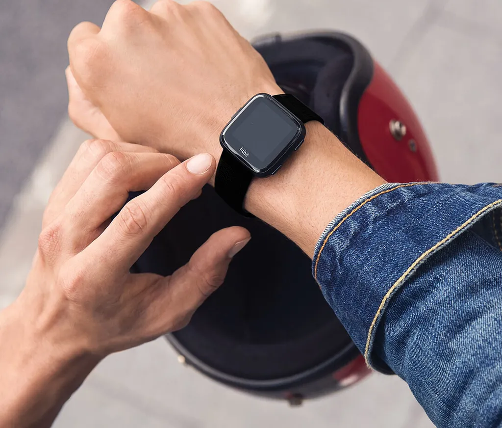 Ne Manquez Plus Rien avec la Fitbit Versa Noir : Notifications et NFC - 5