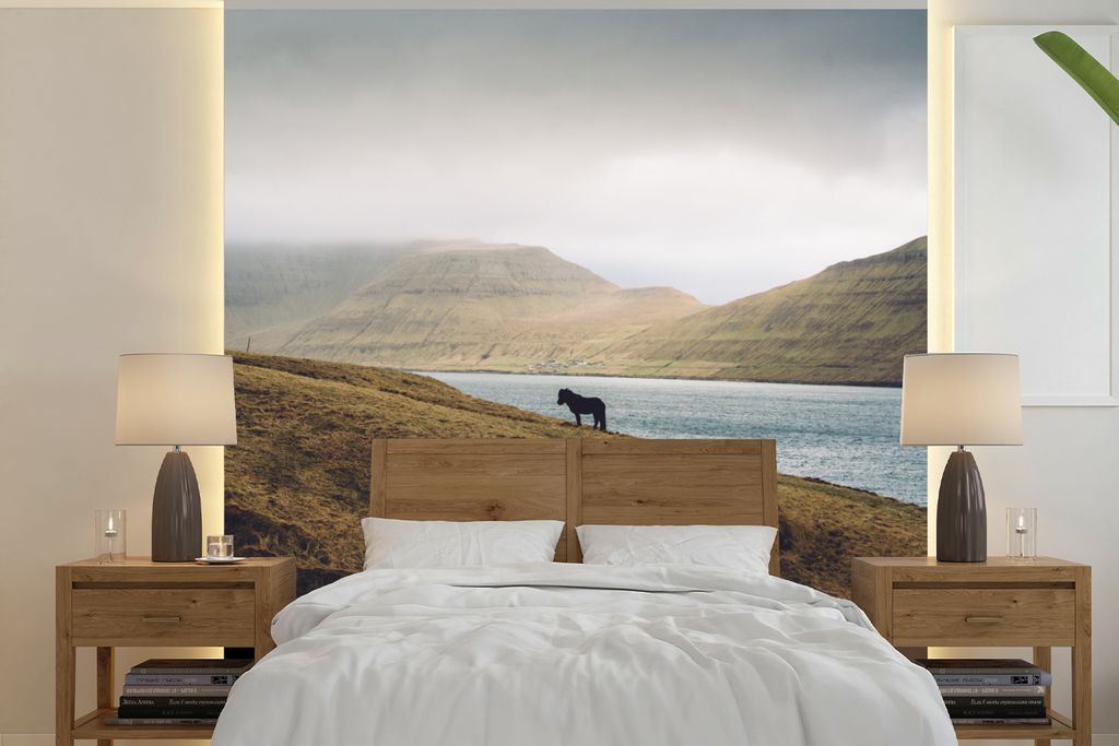 MuchoWow Fototapete für Wohnzimmer oder Schlafzimmer Wandtapete Vinyl Motivtapete Pferd - Berg - Landschaft - 240x240 cm - Schlafzimmer-Tapete