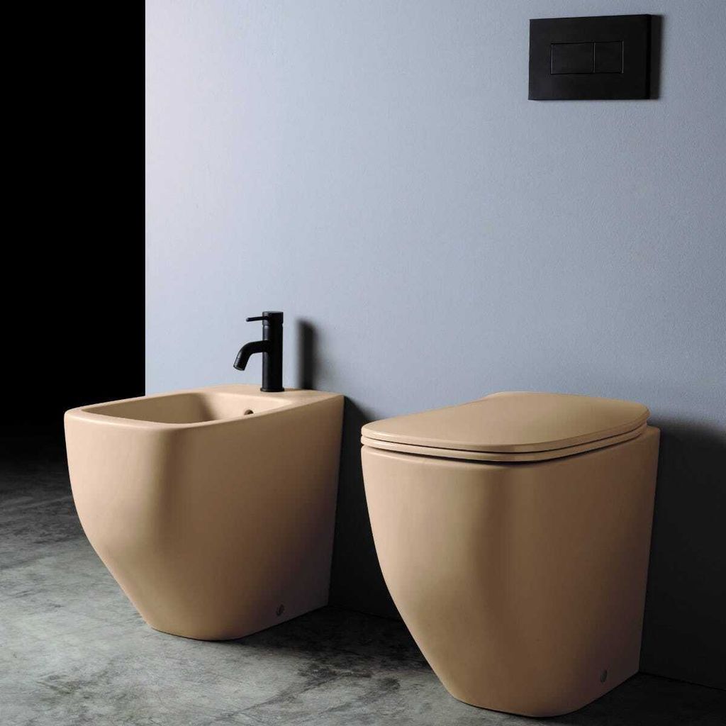 Stand-WC-Set aus matt sandbeiger Sanitärkeramik | Mozart