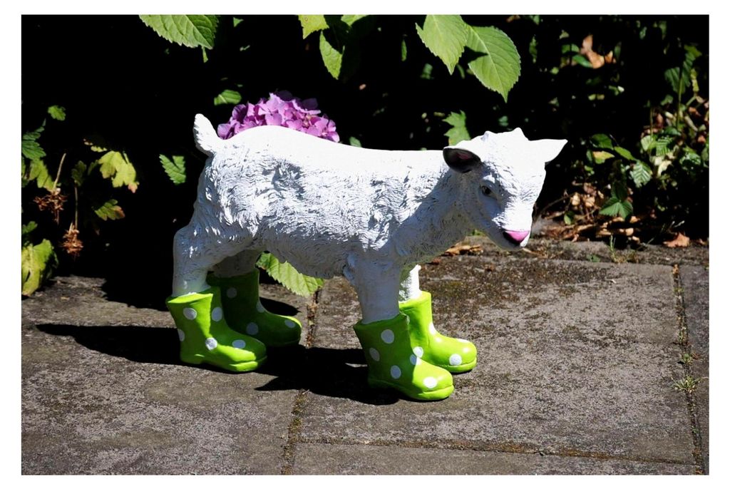 Ziegenfigur mit grünen Stiefeln, Ziegenbaby, Schaf für Garten und Bauernhof