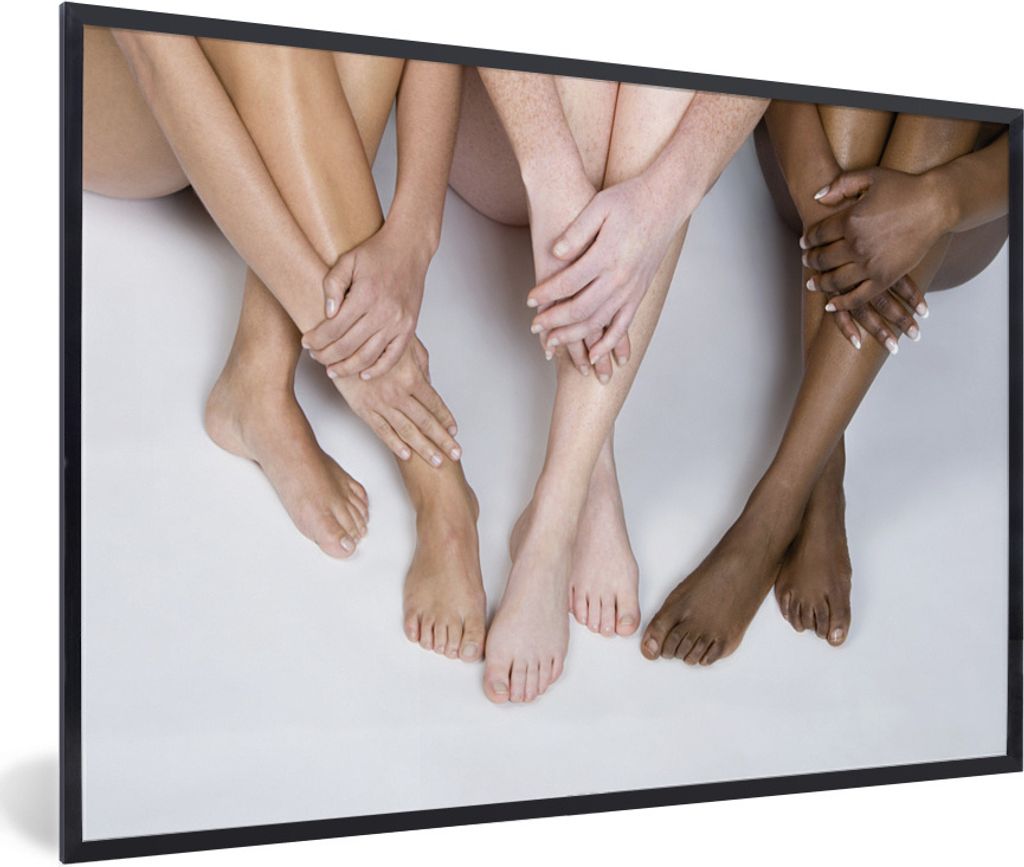 MuchoWow Gerahmtes Poster Füße eines Trios von jungen Frauen 30x20 cm - Poster mit Schwarzem Bilderrahmen Wandposter Rahmen Foto Bilder - Kunst...