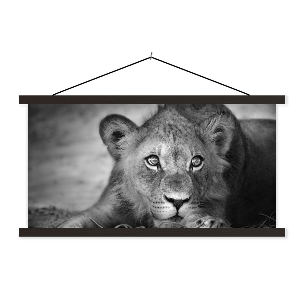 MuchoWow Textilposter Wildtiere - Löwe - Natur - Schwarz - Weiß 120x60 cm mit schwarzem Rahmen - Dekoration Schlafzimmer