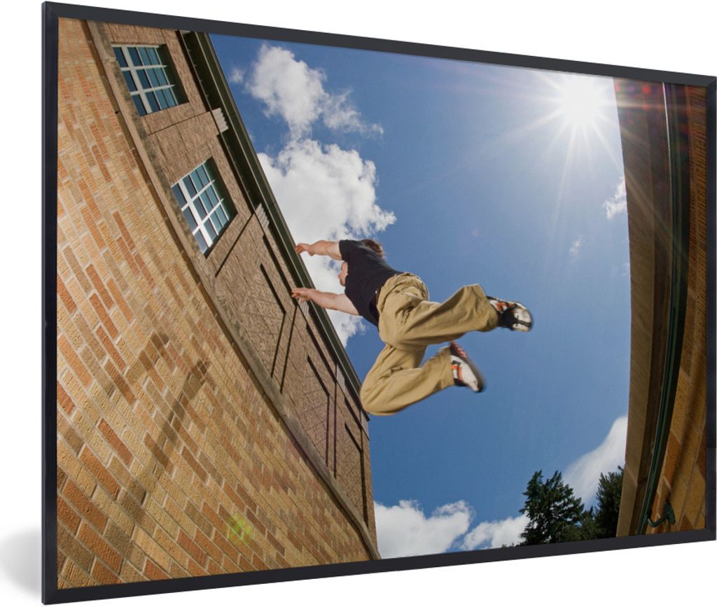 MuchoWow Gerahmtes Poster Junger Mann übt Parkour 90x60 cm - Poster mit Schwarzem Bilderrahmen Wandposter Rahmen Foto Bilder - Fotorahmen - Foto...