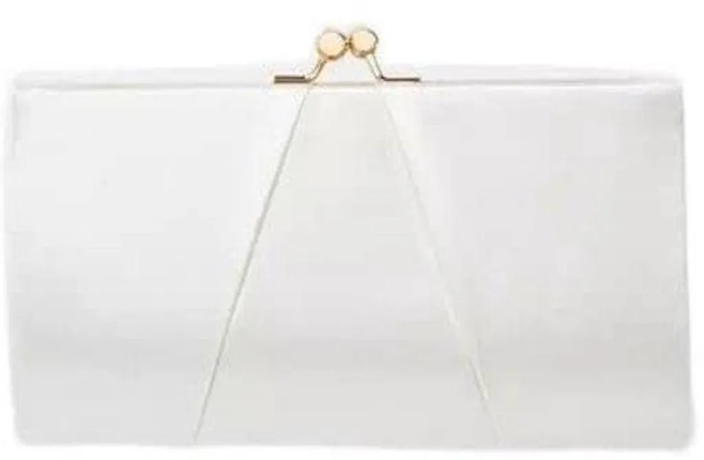 Pochette satin beige rigide : fini les sacs encombrants en cérémonie