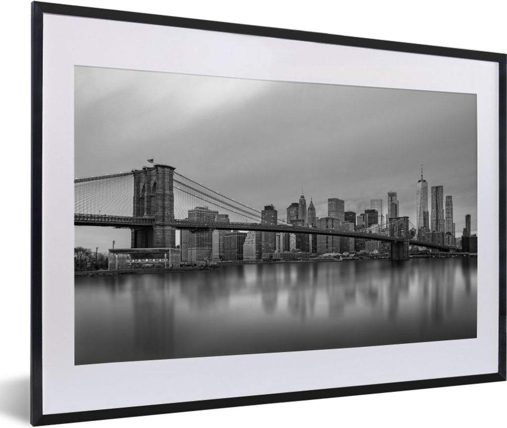 Poster mit Rahmen - New York hinter der Brooklyn Bridge - schwarz und weiß - 60x40 cm - Poster mit zchwarzem Bilderrahmen